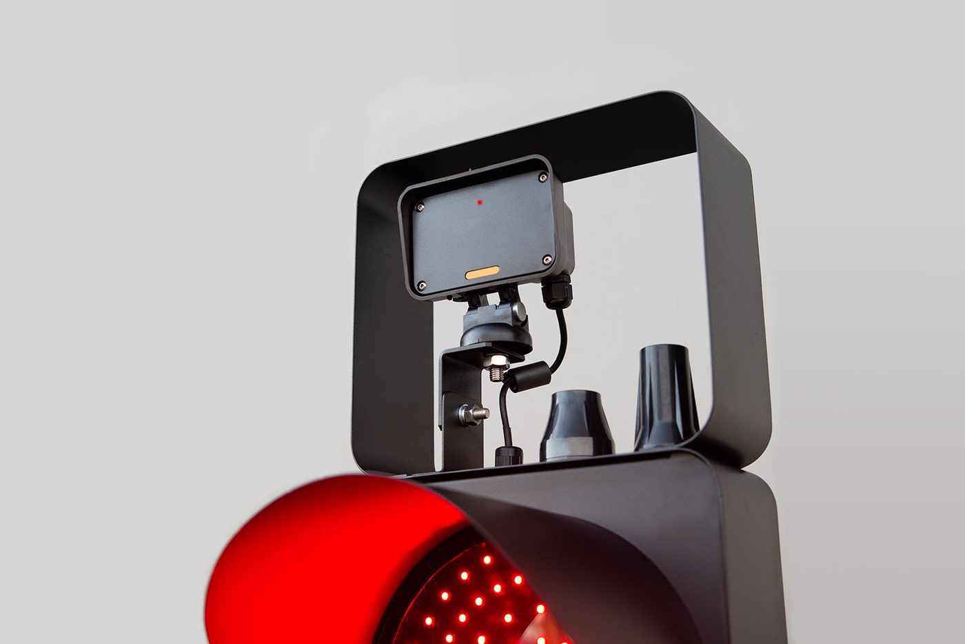 Signalkopf der mobilen Ampelanlage mit LED-Rotlicht
