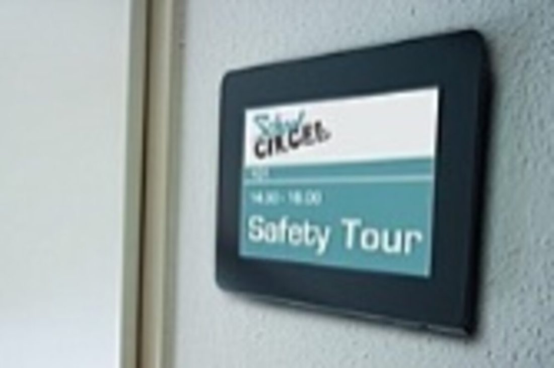 Digitales Türschild mit Wegweiser in einer Schule