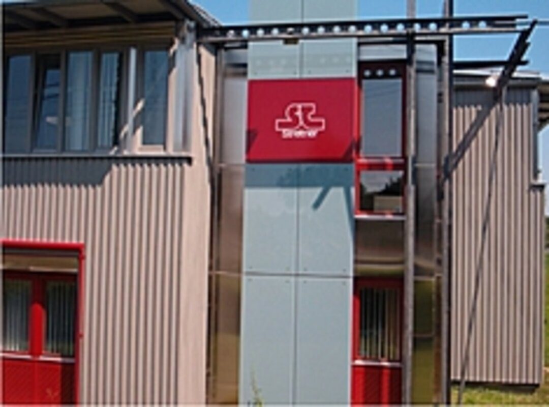 Fassadenwerbung mit Banner an einem Firmengebäude
