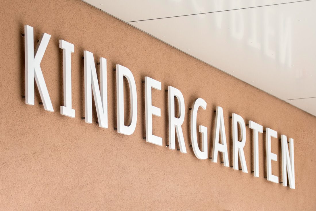Gefräste Einzelbuchstaben an einer Fassade