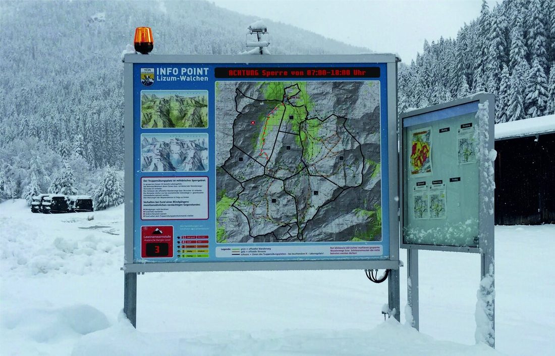 Infotafel mit Ortsplan im Außenbereich