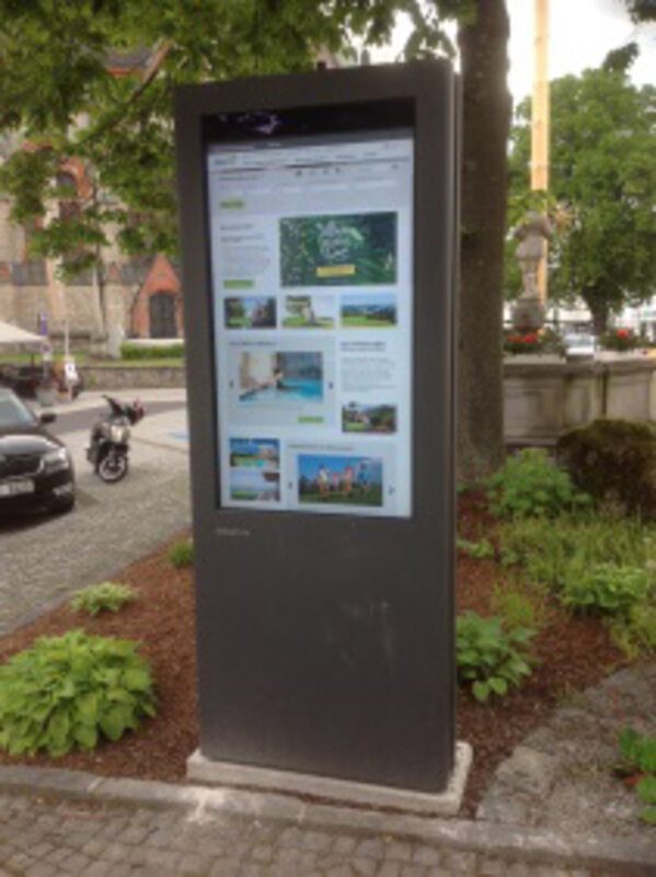 Outdoor-Infopoint als freistehende Stele