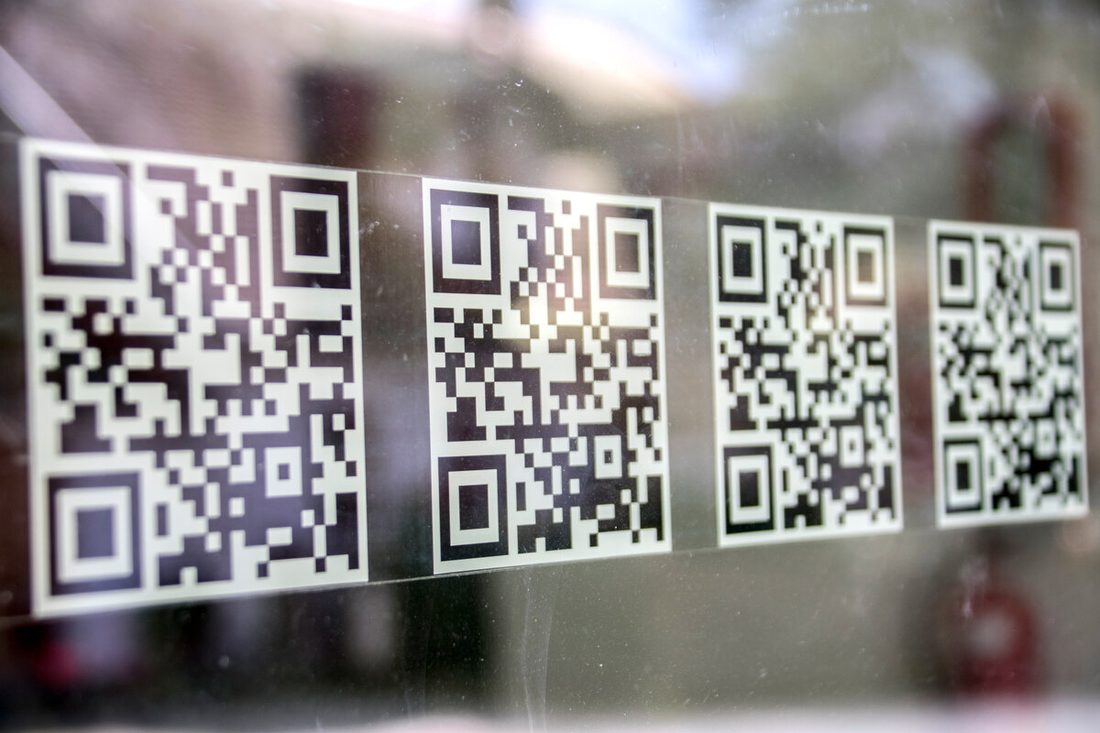 Klebeschriften und QR-Codes auf Glas