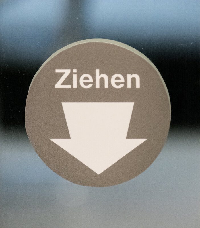 Klebeschrift als Hinweis auf einer Glastür