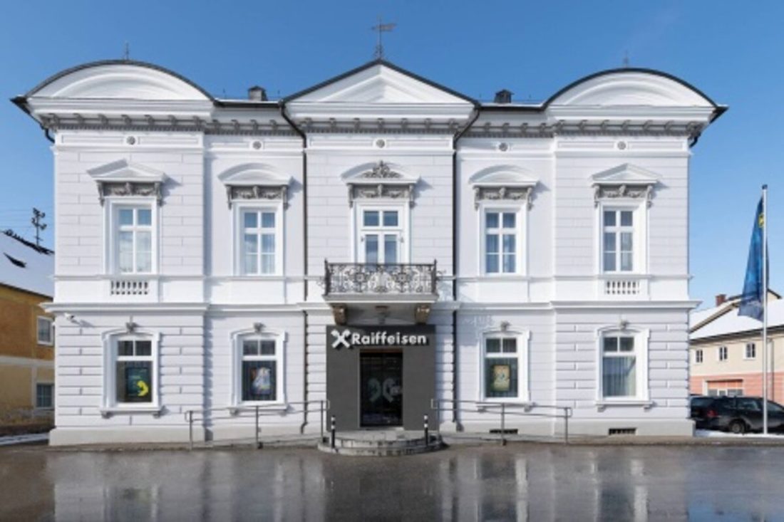 Profilbuchstaben an einem repräsentativen Gebäude