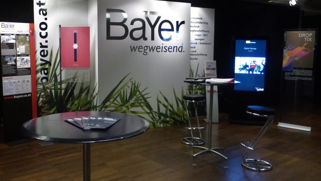 Messestand mit Beschriftung von Bayer Schilder