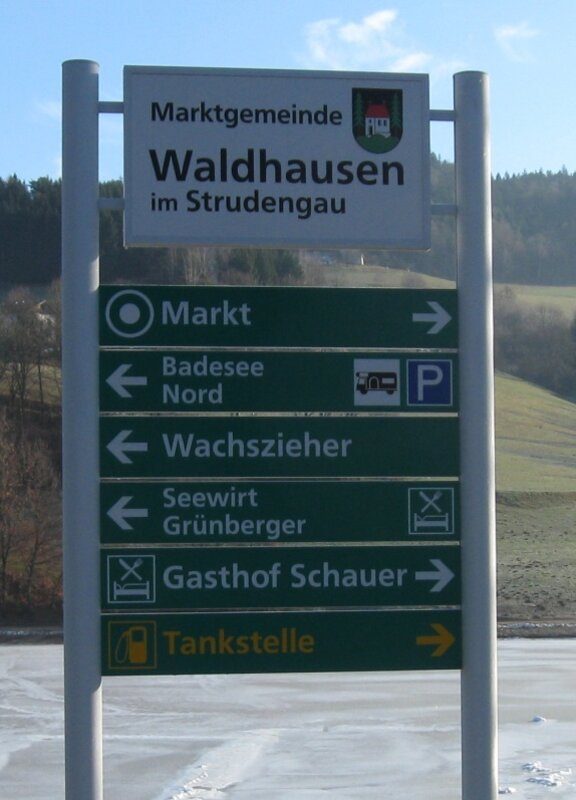 Ortsleitsystem mit Wegweisern einer Gemeinde