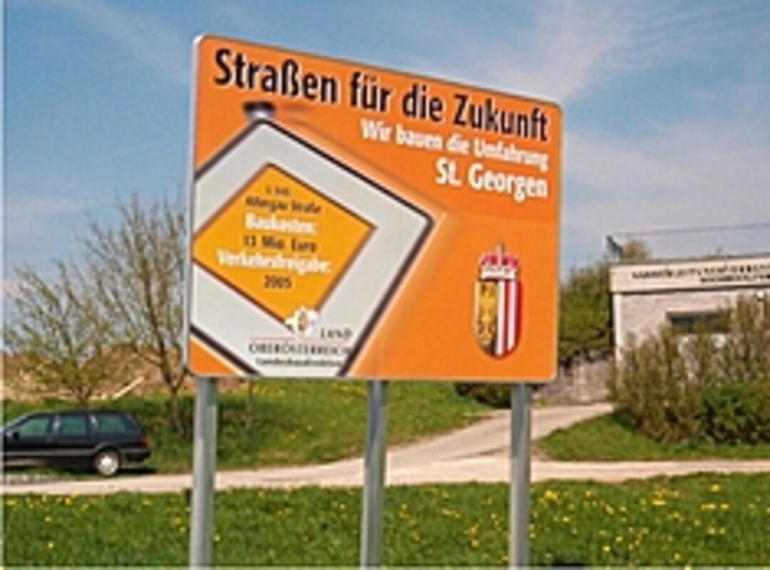 Bedrucktes Hinweisplakat im Außenbereich