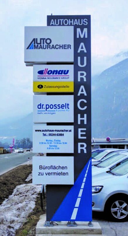 Werbepylon eines Autohauses