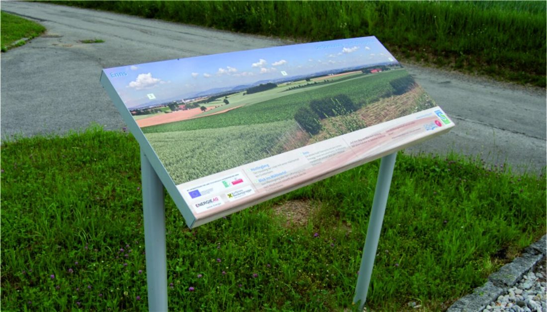 Freistehende Informationstafel im Außenbereich