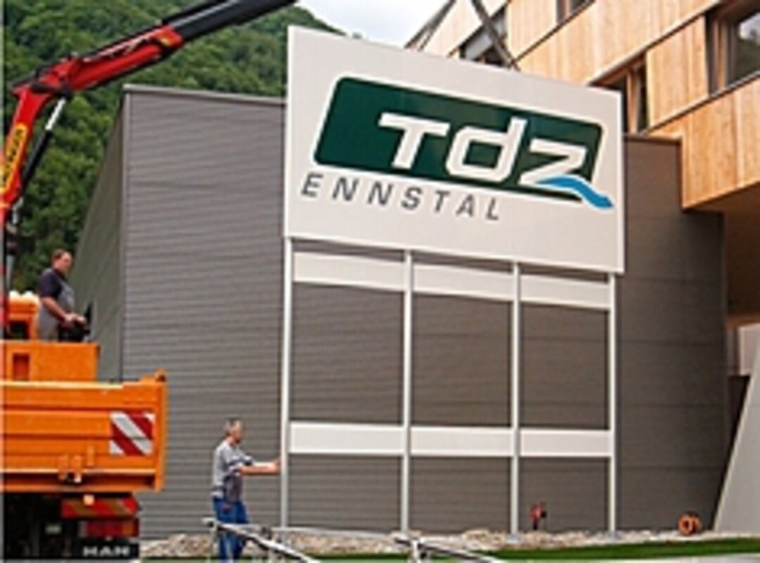 Große Fassadenbeschriftung bei der Montage mit Kran