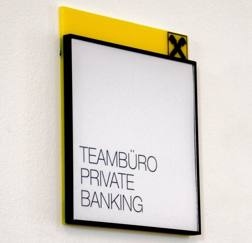 Türschild Private Banking im Innenbereich