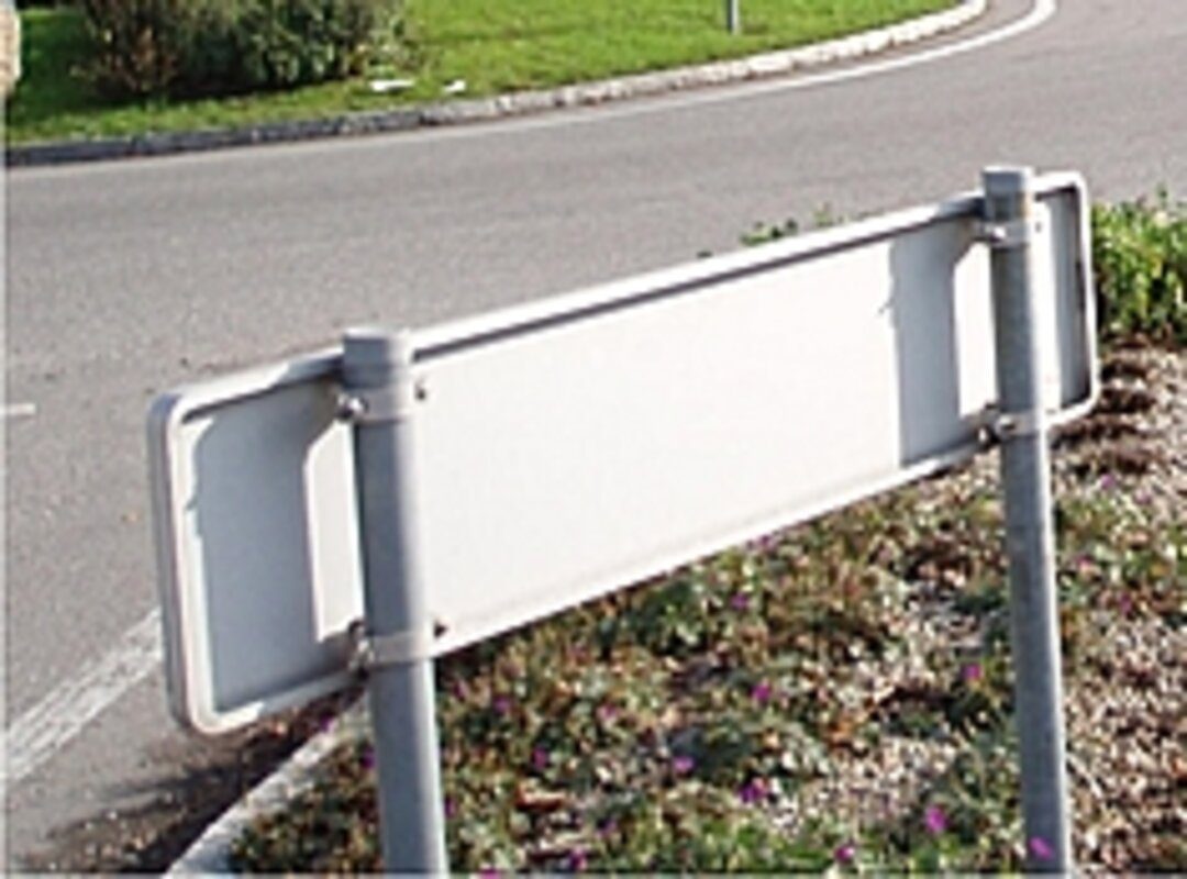 Schild mit umlaufendem Umrandungsprofil
