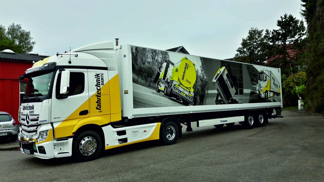 Lkw mit vollflächiger Fahrzeugwerbung