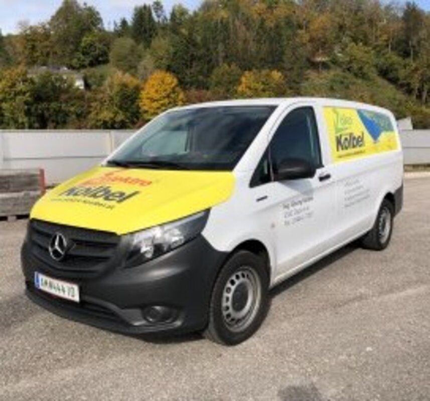 Fahrzeugbeschriftung auf einem Transporter