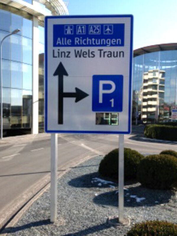 Parkleitsystem mit Wegweiser zu freien Parkplätzen