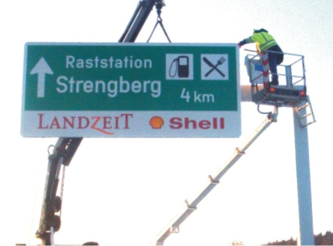 Montage einer Schilderbrücke mit Kran