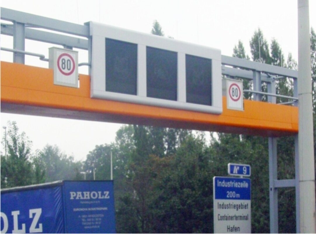 Verkehrsleiteinrichtung mit dynamischer Geschwindigkeitsanzeige über der Fahrbahn
