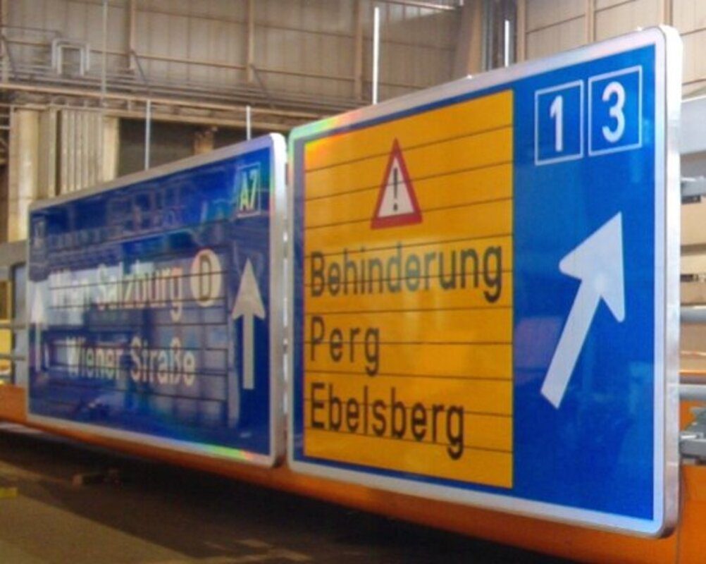 Wechselverkehrszeichen-Anlage über einer Autobahn
