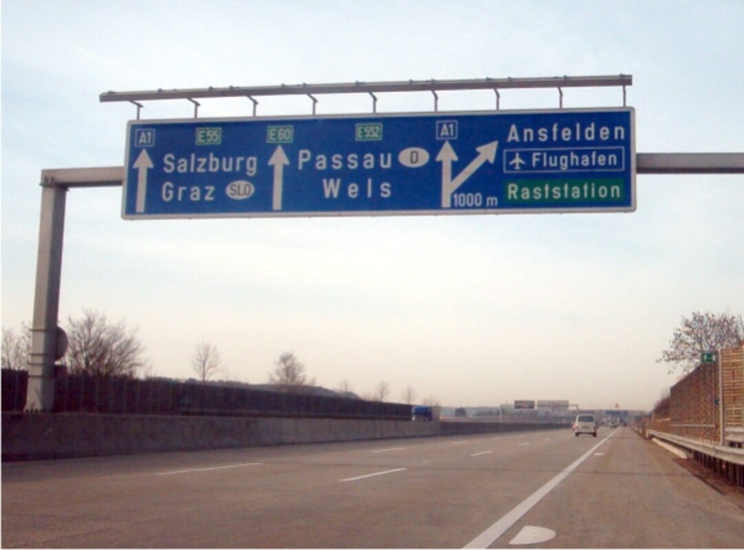 Autobahn-Schilderbrücke der A1